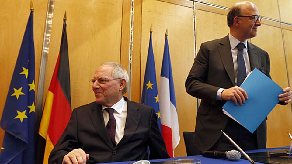 Deutschlands Finanzminister Schäuble und sein französischer Amtskollege Moscovici an der Konferenz in Paris.