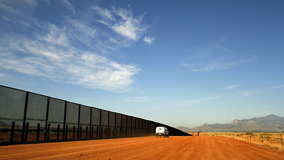 Ein Fahrzeug des US-Grenzschutzes fährt entlang des Grenzzauns zu Mexiko.