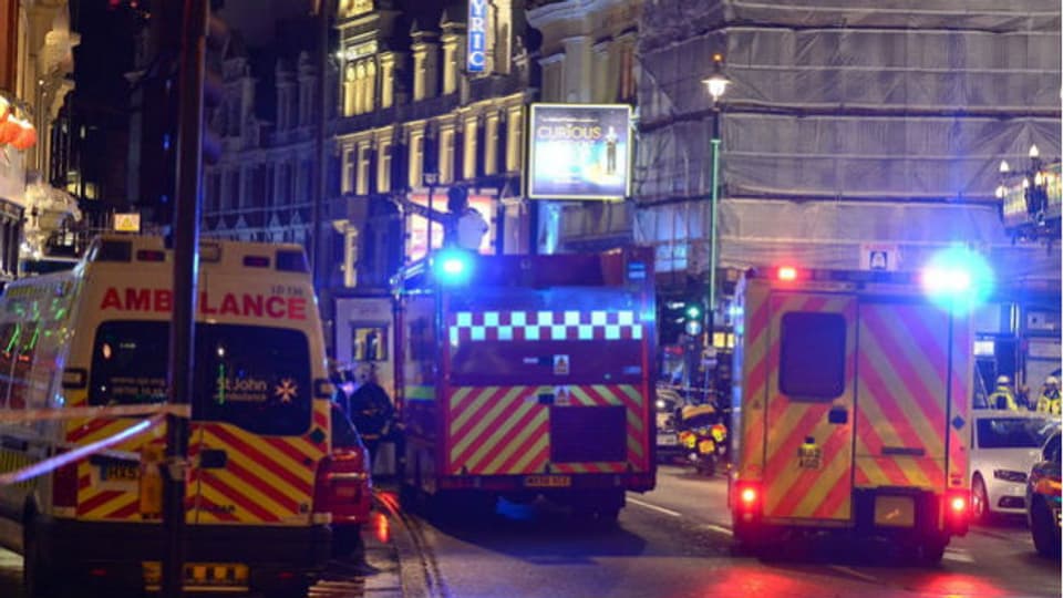 Rettungseinsatz vor dem Apollo-Theater im Londoner Westend. Dutzende Menschen wurden beim Deckeneinsturz verletzt.