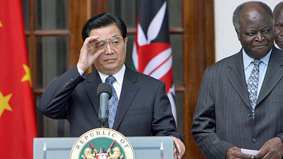 Bereits 2006 war Chinas Präsident Hu Jintao auf Staatsbesuch in Kenia. Das wachsende Interesse Chinas am afrikanischen Kontinent schmeichelt vielen afrikanischen Machthabern.