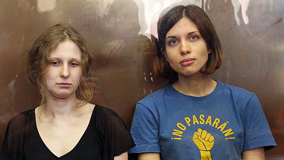 Die Pussy Riot-Mitglieder  Maria Aljochina und Nadeschda Tolokonnikowa auf einem Bild vom August 2012. Sie sind aus der Lagerhaft entlassen worden.