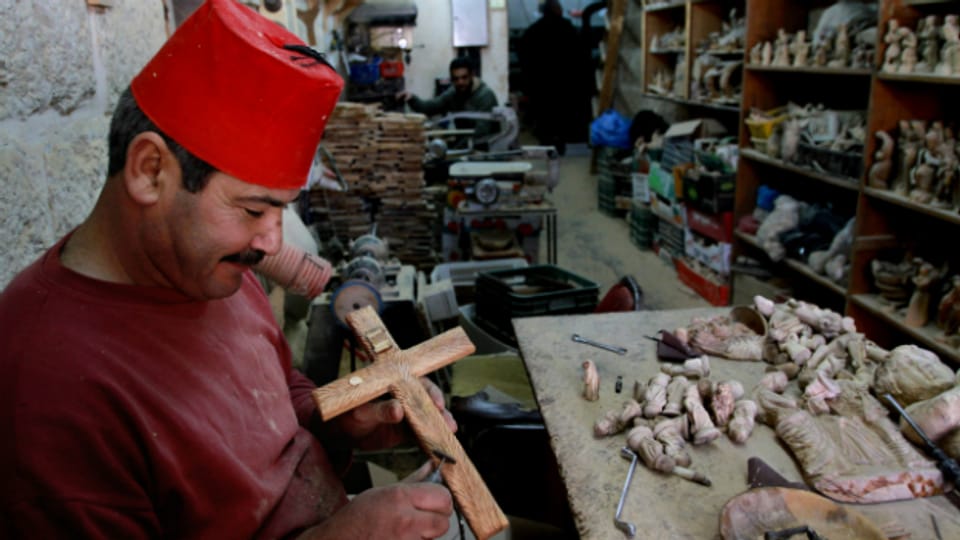 Ein Palästinenser arbeitet in seinem Souvenir-Shop in der Nähe der Geburtskirche in Betlehem.