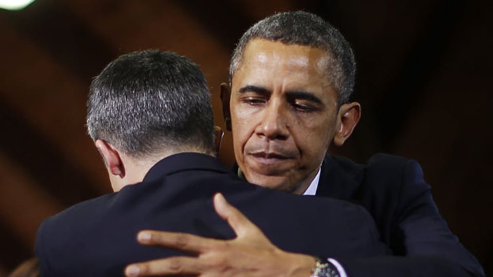 US-Präsident Obama umarmt Dylan Hockley, der bei einem Massaker in Connecticut am 8. April 2013 seine Tochter verlor.