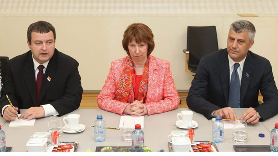 Der serbische Ministerpräsidenten Ivica Dacic, Catherine Ashton, Hohe Vertreterin der EU für Aussen- und Sicherheitspolitik und Kosovos Premierminister Hashim Thaci in der Allianz-Zentrale in Brüssel, am 19. April 2013