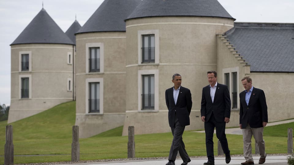 US-Präsident Barack Obama mit Grossbritanniens Premierminister David Cameron und Irlands Premierminister Enda Kenny (R) nach einem G8-Gipfel Gruppenfoto am Lough Erne Golf Resort in Enniskillen, Nordirland 18. Juni 2013.