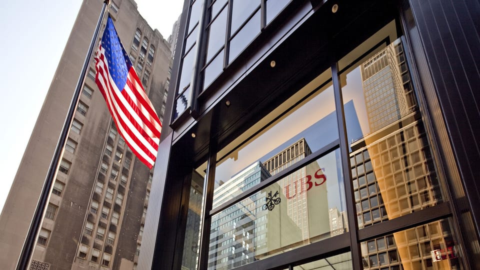 Eine US-amerikanische Flagge weht vor dem Sitz der UBS AG an der Park Avenue in New York City, USA. Symbolbild.