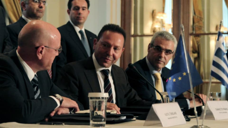 Kjetil Tungland, Managing Director der TAP (links) und Vertreter der griechischen Regierung verkünden den Entscheid zu Gunsten der Trans-Adria-Pipeline.