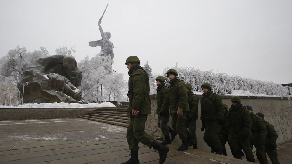 Soldaten vor dem Stalingrad-Denkmal