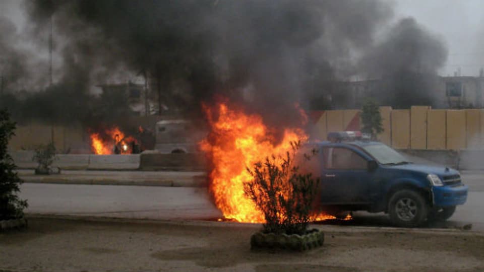 In Falludscha haben Aufständische mehrere Polizeifahrzeuge in Brand gesteckt.