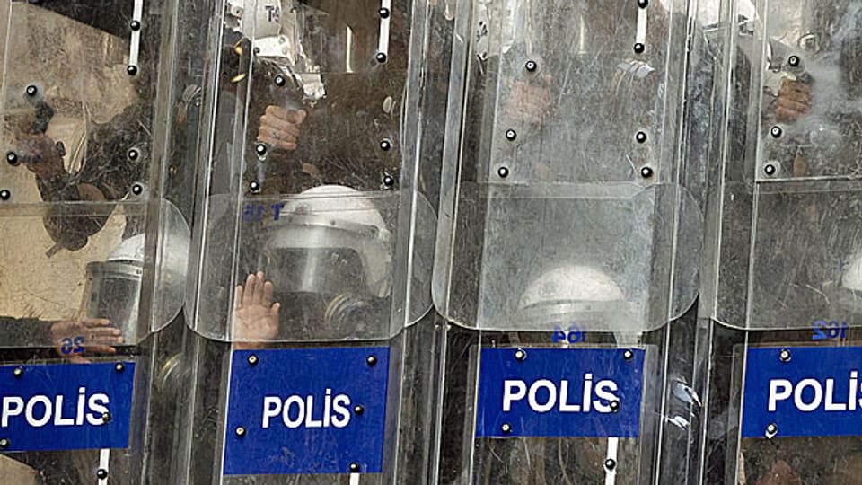 Der türkische Premier Tayyip Erdogan hat in der vergangenen Nacht weitere 350 Polizisten entlassen.