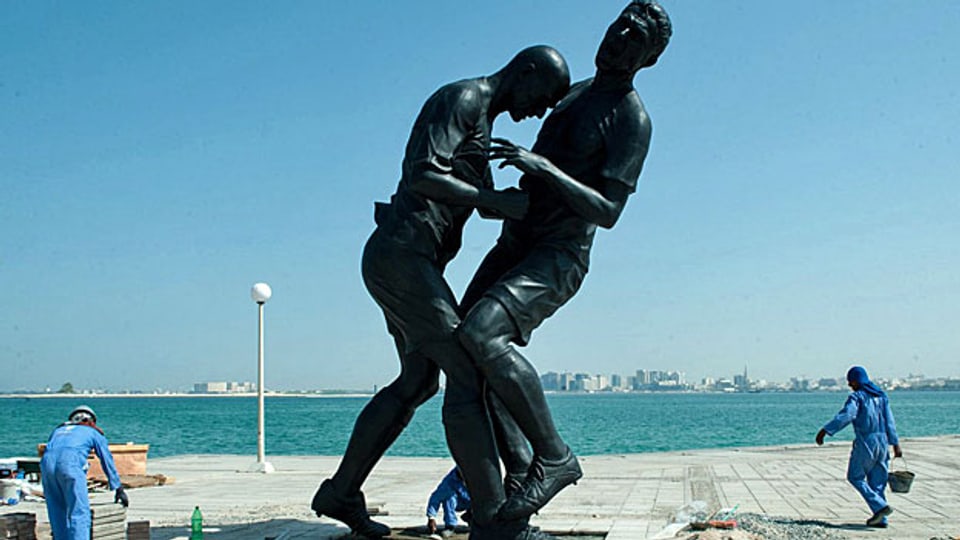Bronzestatue «Head Butt» in Doha, der Hauptstadt des Golfstaates Katar.