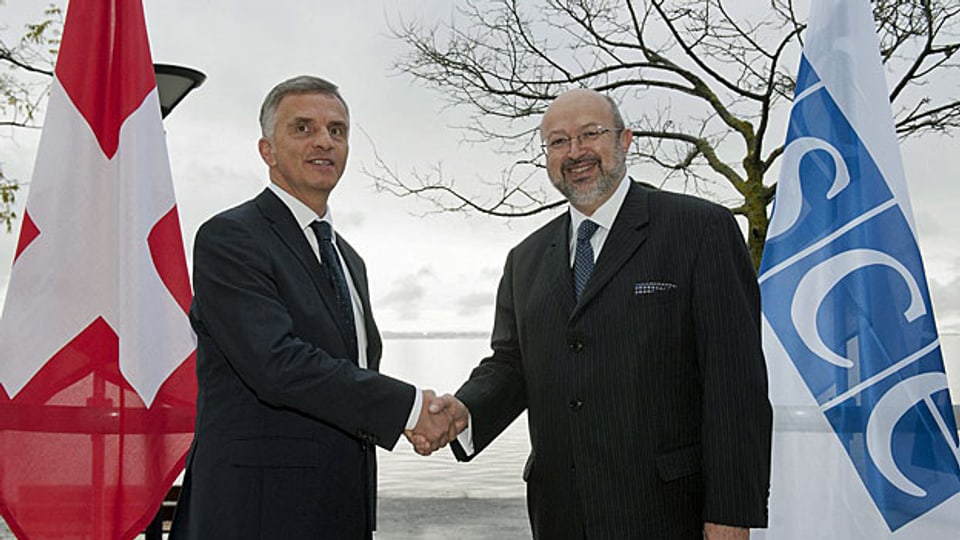Bundesrat Didier Burkhalter und OSZE-Generalsekretär Lamberto Zannier, am 22. November in Neuenburg.