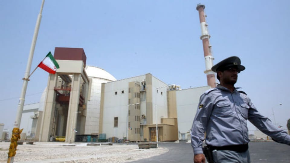 Sicherheitsbeamter vor dem Atomkraftwerk in Bushehr.