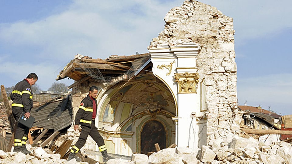 Eine eingestürzte Kirche in der Nähe von l'Aquila, am 12. April 2009.