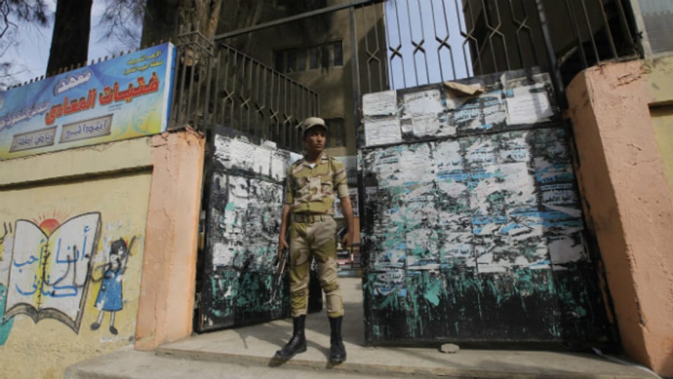 Ein Soldat bewacht ein Wahllokal in Kairo.