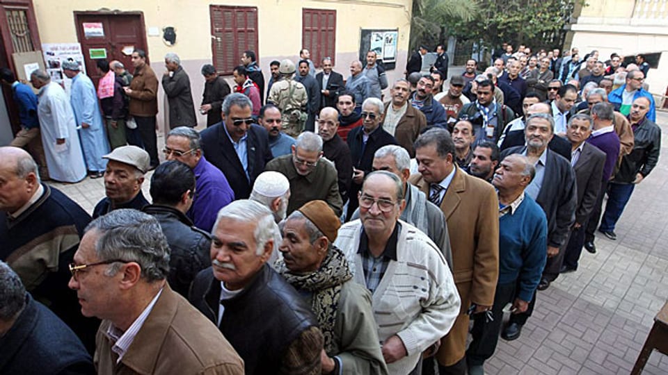 Schlange stehen, um die Stimme zur neuen Verfassung abzugeben: Dienstag Morgen vor einem Wahllokal in Kairo.