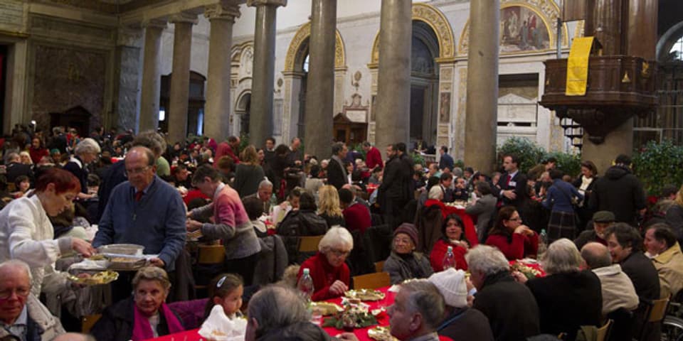 Die Krise frisst sich in den Alltag: Arme Menschen besuchen das traditionelle Weihnachtsessen in Santa Maria in der Trastevere-Kirche in Rom, die von der Gemeinschaft Sant'Egidio organisiert wird am 25. Dezember 2013.