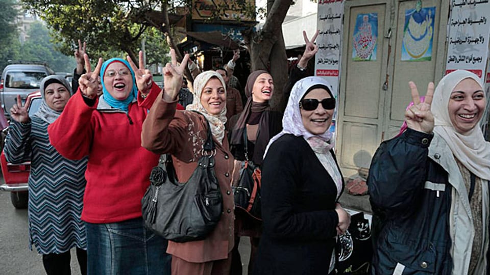 Ägyptische Frauen stehen Schlange vor einem Abstimmungslokal in Kairo.