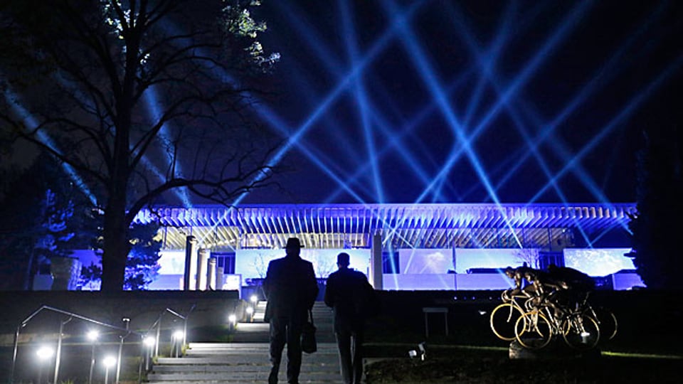 Ein Winterabend direkt am Genfersee. Blaue Scheinwerfer tauchen das neue Olympische Museum in ein entrücktes Licht. Musik rieselt, Wasserfontänen plätschern.