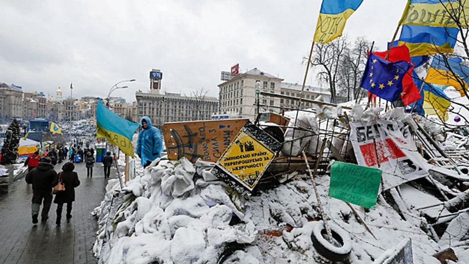 Der Maidan im Zentrum der ukrainischen Hauptstadt Kiew - mit Barrikaden, Transparenten und Fahnen der Pro-Europa-DemonstrantInnen. Nach einem Gerichtsbeschluss muss der Platz nun geräumt werden.