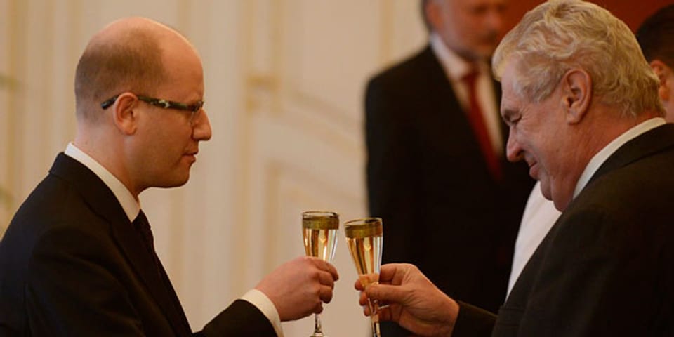 Bohuslav Sobotka (links) von der Tschechischen Sozialdemokratischen Partei (CSSD) und der tschechische Präsident Milos Zeman stossen miteinander an in Prag am 17. Januar 2014.