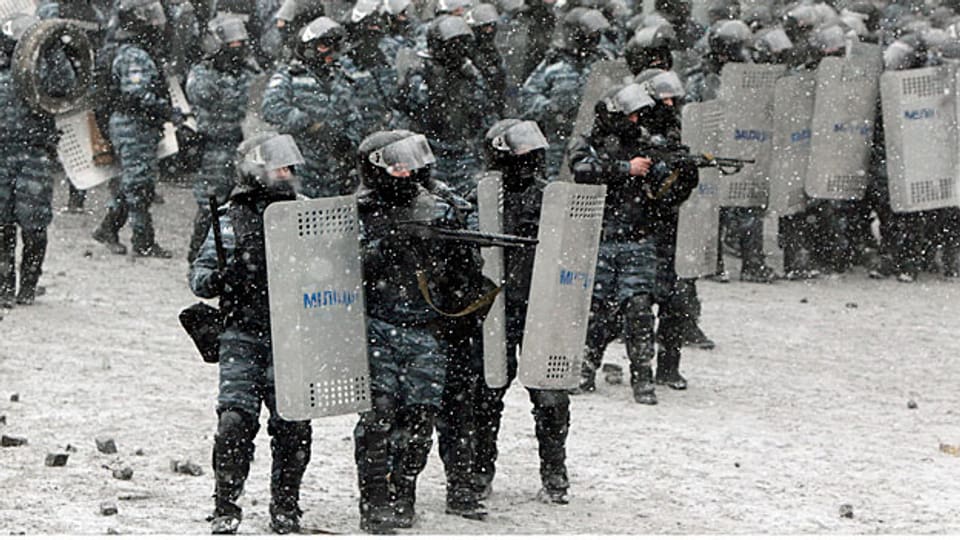 Ukrainische Polizeikräfte gehen bewaffnet gegen Demonstrierende in Kiew vor.