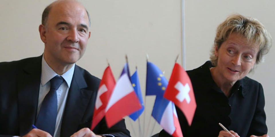 Der französisch Finanzminister Pierre Moscovici, links, und die Schweizer Finanzministerin Eveline Widmer-Schlumpf in Paris am 11. Juli 2013 zu sehen. Frankreich und die Schweiz haben eine neue Vereinbarung unterzeichnet, um Steuerhinterziehung zu verhindern.