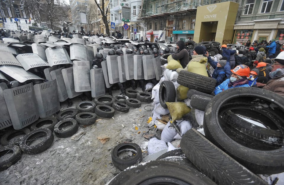In Kiew stehen sich Demonstranten und Polizisten gegenübe