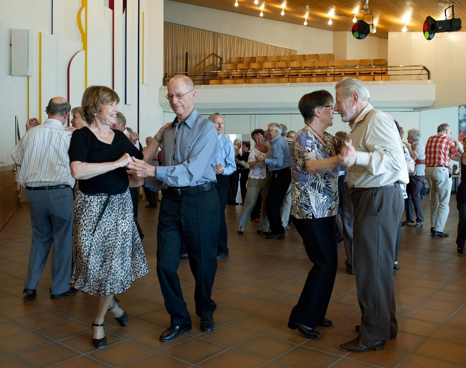 Aktive Senioren an einer Tanzveranstaltung