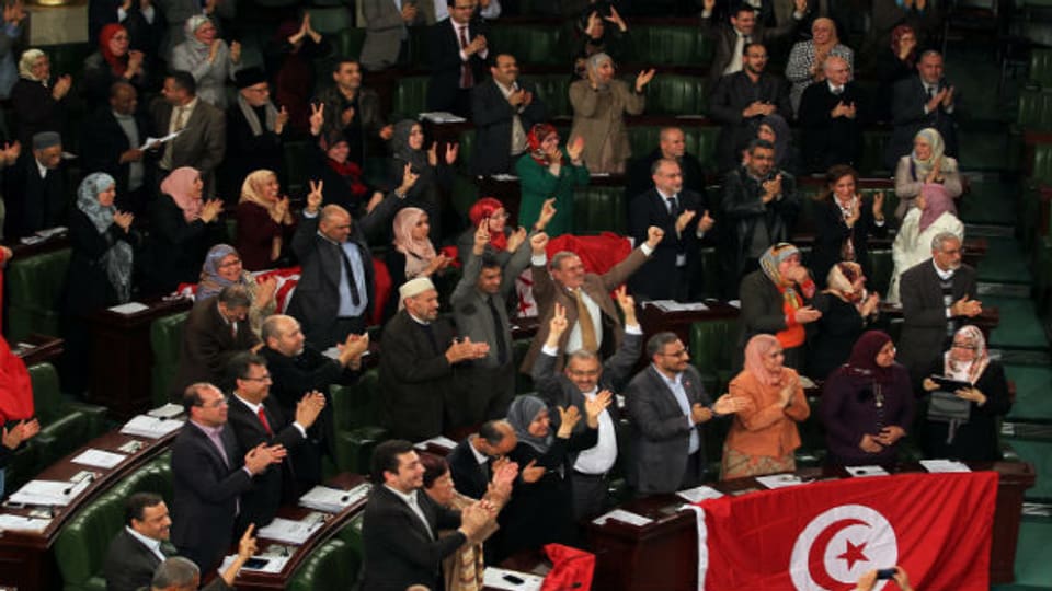 Tunesische Parlamentarier feiern die neue Verfassung.