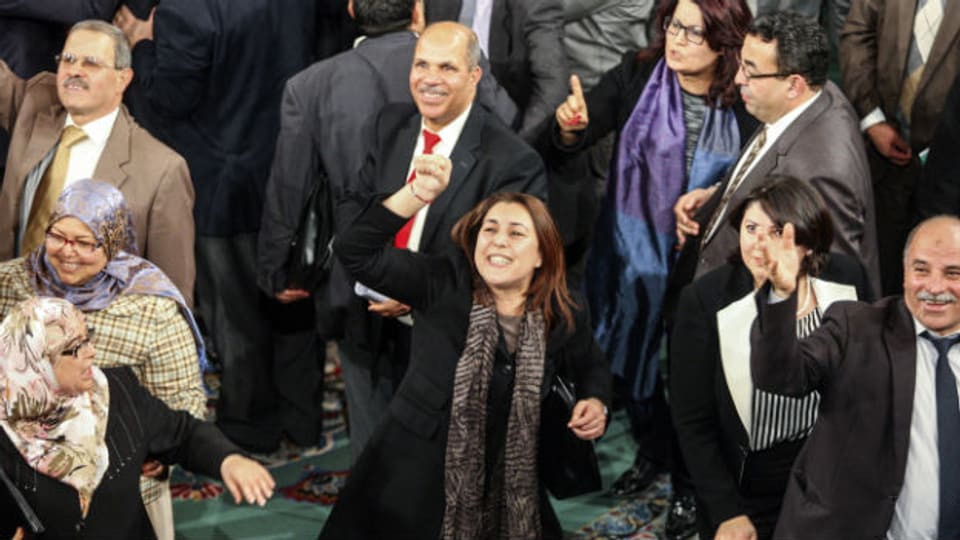Jubel im tunesischen Parlament nach dem Ja zur neuen Verfassung