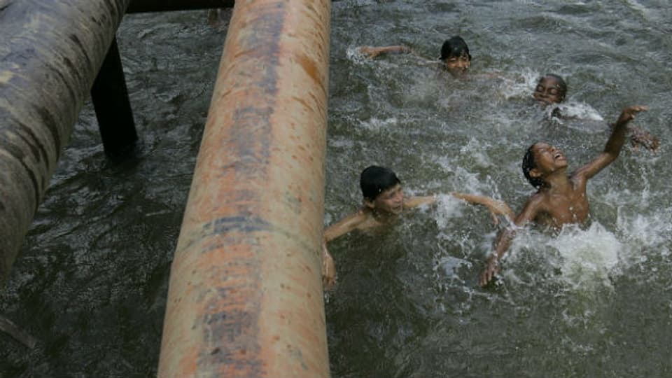 Kinder baden in einem Fluss in der Provinz Sucumbios in Ecuador.