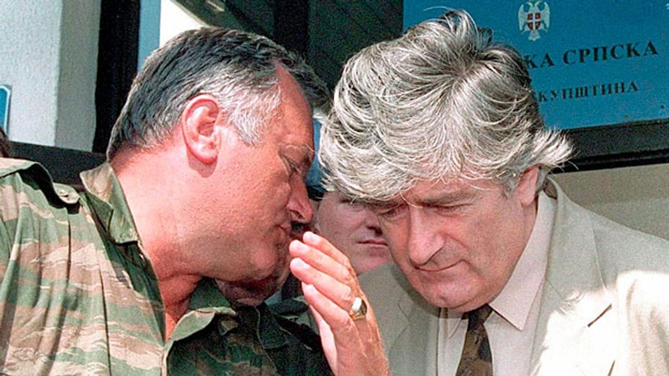 Ex-General Maldic (links) mit seinem früheren Vorgesetzten, dem Serbenführer Karadzic, im August 1993 in Pale in Bosnien-Herzegowina.