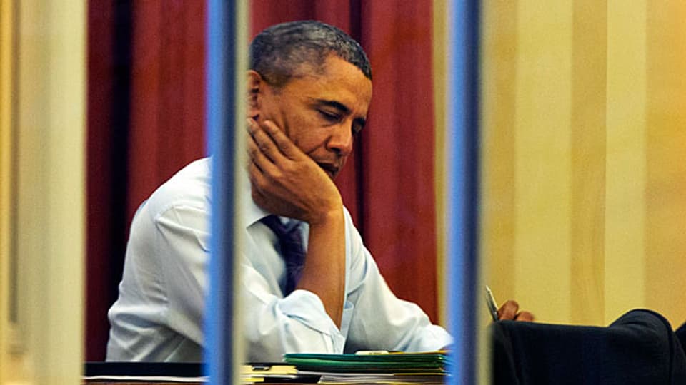US-Präsident Obama arbeitet an seinem Pult im Oval Office im Weissen Haus in Washington D.C.
