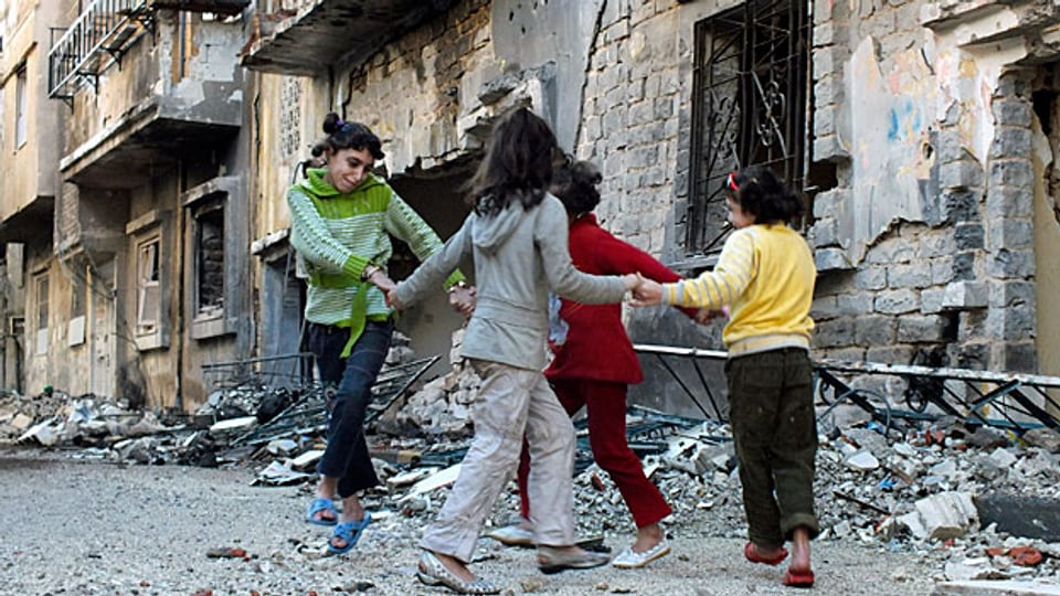 Kinder spielen Ende Dezember in einem Quartier der weitgehend zerstörten Stadt Homs.