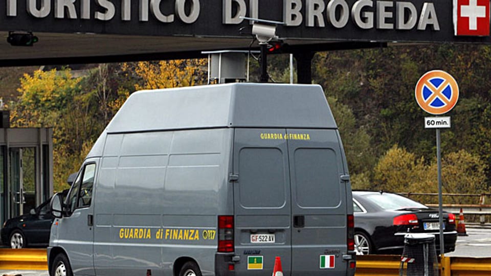 Ein Kleinbus der Gaurdia di Finanza, der italienischen Finanzpolizei, filmt in die Schweiz einreisende Passanten, um  eventuelle Steuerflüchtlinge zu entdecken.