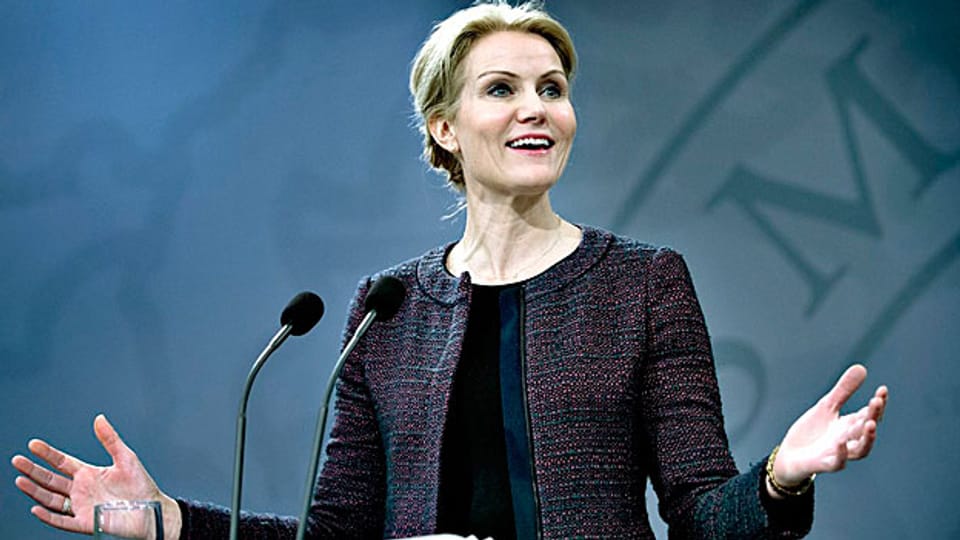 Die dänische Premierministerin Helle Thorning-Schmidt informiert an einer Medienkonferenz darüber, dass die sozialistische Koalitionspartnerin von der Regierung zurücktritt.