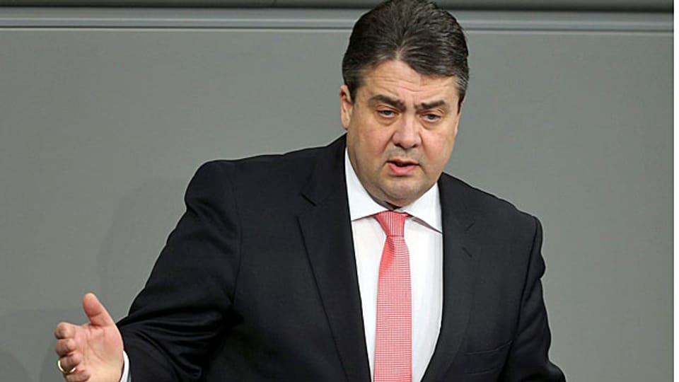 Der neue deutsche Energieminister Sigmar Gabriel spricht im Bundestag.