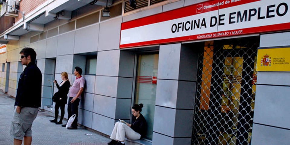 Arbeitslose warten vor einem Arbeitsvermittlungsbüro in Madrid. Archivbild.