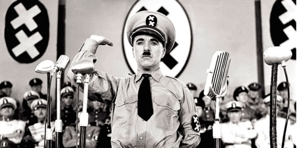 Charlie Chaplin in einer Szene aus dem 1940 entstandenen Film  «Der große Diktator».