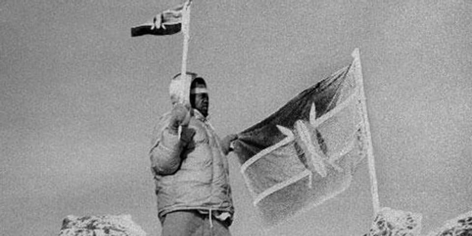 Kisoi Munyao hisst am 12. Dezember 1963 auf dem Gipfel des Mount Kenya die kenianische Flagge.