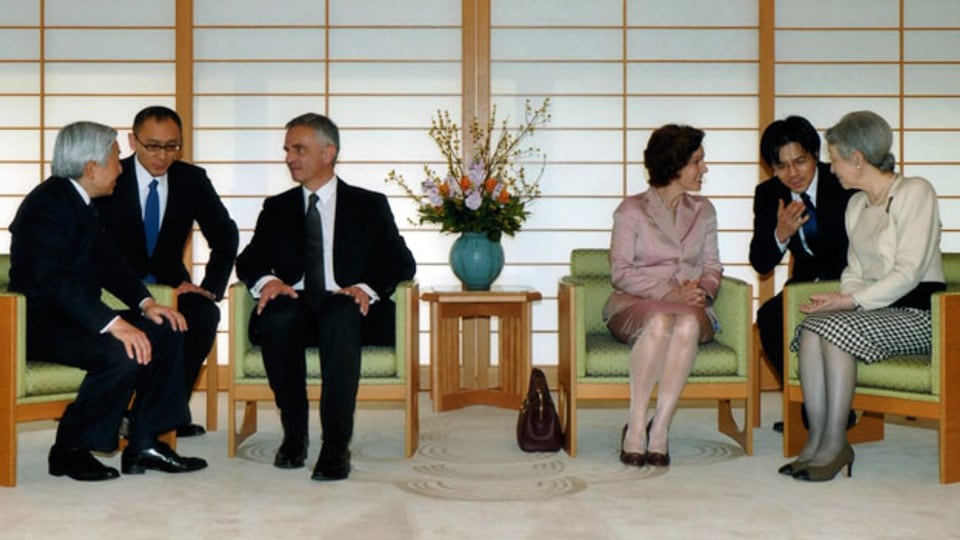 Bundespräsident Burkhalter (3.v.l.) und seine Frau Friedrun Sabine Burkhalter (3.v.r.) wurden vom japanischen Kaiser und seiner Frau empfangen.