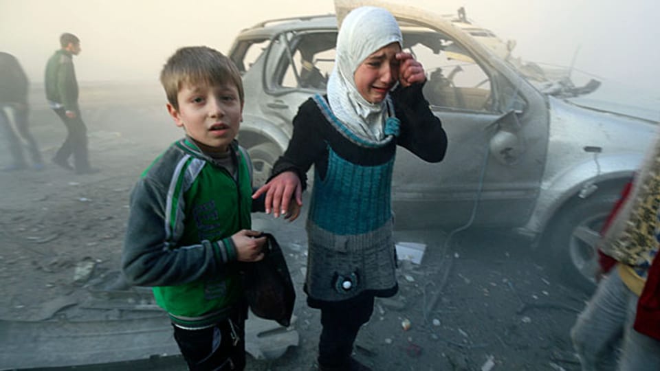 Ein Mädchen und ein Junge nach einem Angriff von Assads Truppen auf Aleppo.
