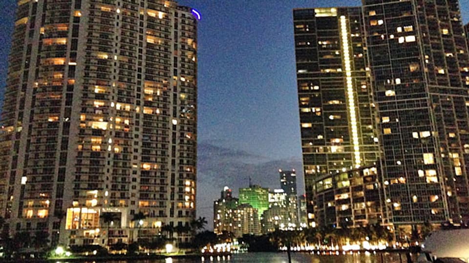 Reiche Leute aus Lateinamerika kaufen die Eigentumswohnungen in den neuen Hochhäusern Miamis – einerseits, weil sie Kultur und Wetter in Miami schätzen, aber oft auch, um Fluchtgelder zu investieren.