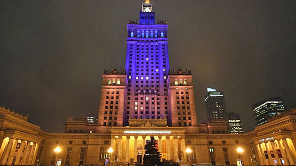 Der Kultur- und Wissenschaftspalast in der polnischen Hauptstadt Warschau ist in den ukrainischen Landesfarben gelb und blau beleuchtet, am 4. Dezember 2013.