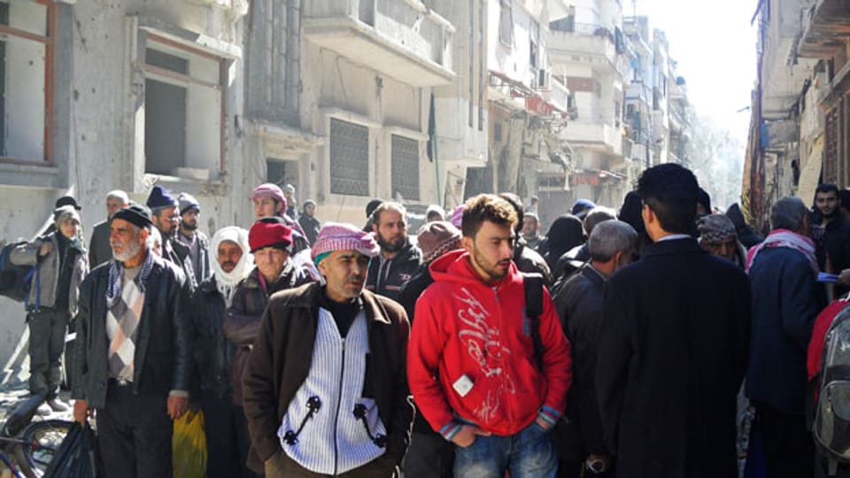 Syrien begann mit der Evakuierung von Zivilisten aus dem belagerten Gebiets von Homs. Es wurde eine dreitägige Waffenruhe vereinbart für humanitäre Hilfe.