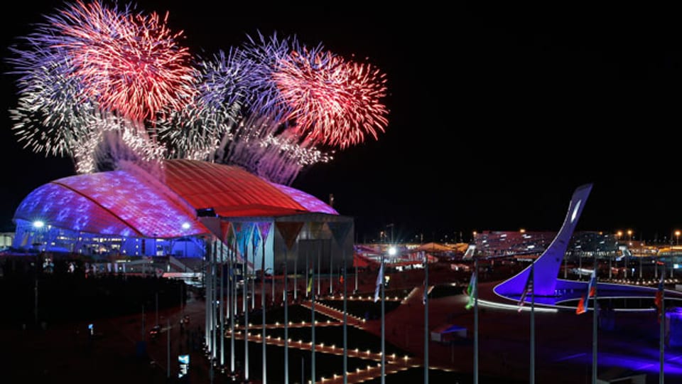 Feuerwerk über dem Olympic Park während der Eröffnungsfeier der Olympischen Winterspiele 2014 in Sotschi, Russland, am 7. Februar 2014.
