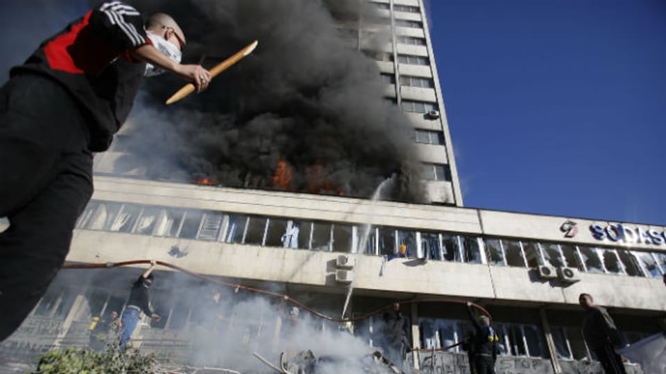 In Tuzla und anderen Städten steckten die Demonstranten Regierungsgebäude in Brand.