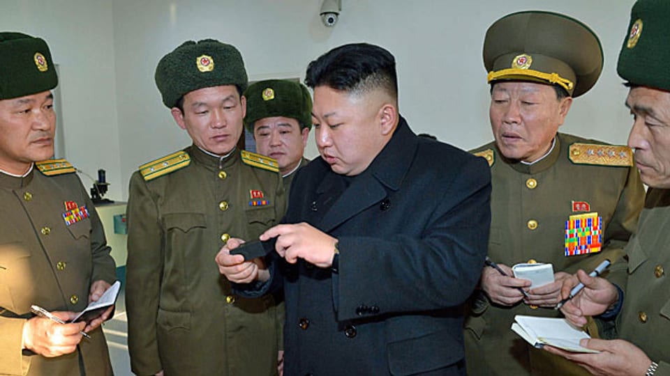 Nordkoreas Führer Kim Jong Un im Kreis von Militärs. In Nordkorea geschehen Verbrechen gegen die Menschlichkeit, es wird gefoltert.