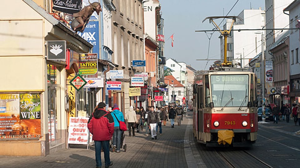 Eine Strasse in der slowakischen Hauptstadt Bratislava. Viele SlowakInnen würden lieber hier als im Ausland arbeiten.